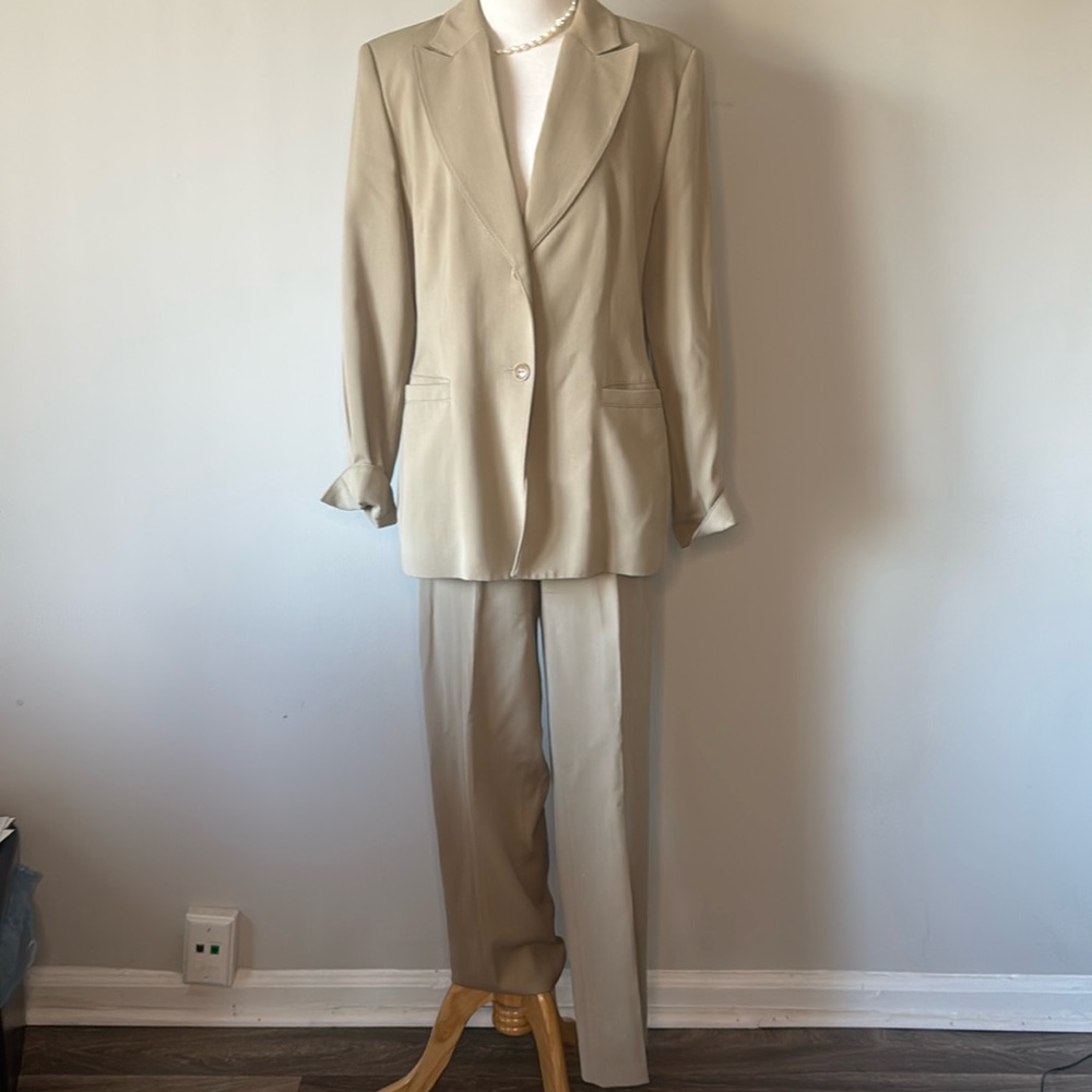 Vintage Peter Nygard 2 piece suit sz 8 Tan